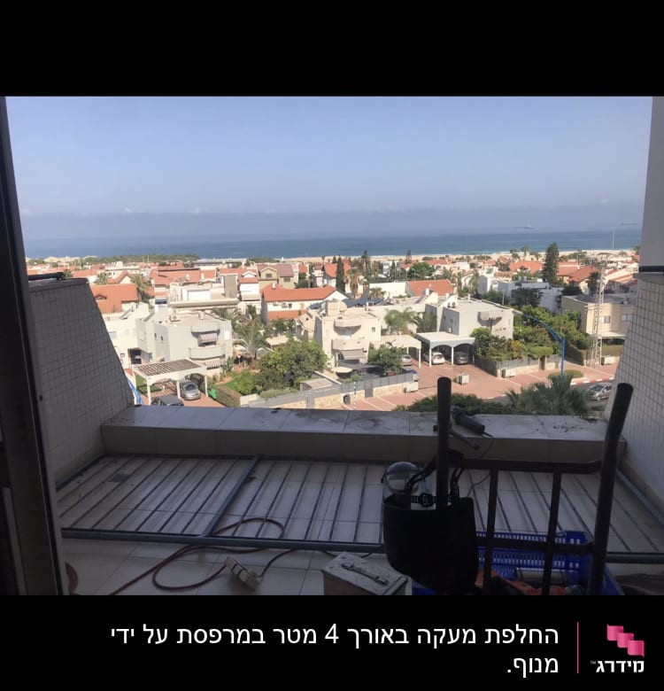 מסגרת חלון עם נוף לים ובתים